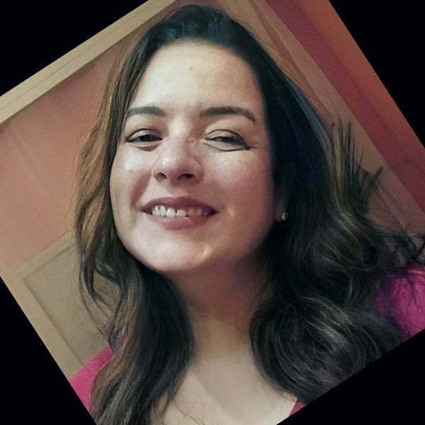 Aleksandra Brito sorrindo