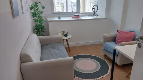 Poltronas de atendimento e janela com vista para a cidade, outro ângulo — Consultório rosa