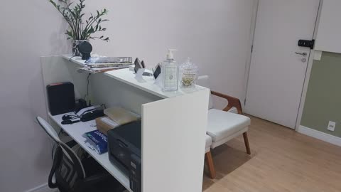 Recepção com balcão e poltrona de espera