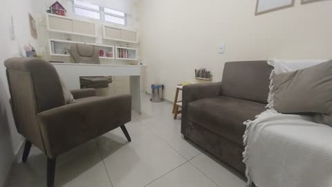 Sala de atendimento, outro ângulo, com quadros na parede