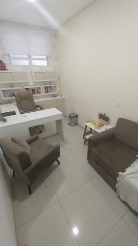 Mesa de trabalho e cadeira, vista de perto