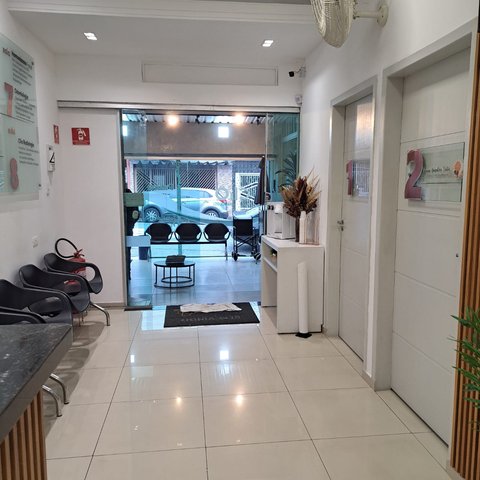 Corredor do prédio com vista para a entrada e a sala de espera