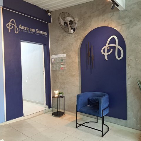 Entrada de uma das salas do prédio, com poltrona de espera