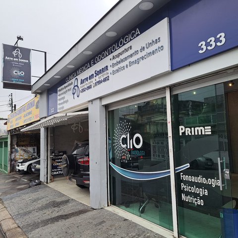 Fachada do prédio onde fica o consultório, vista da calçada